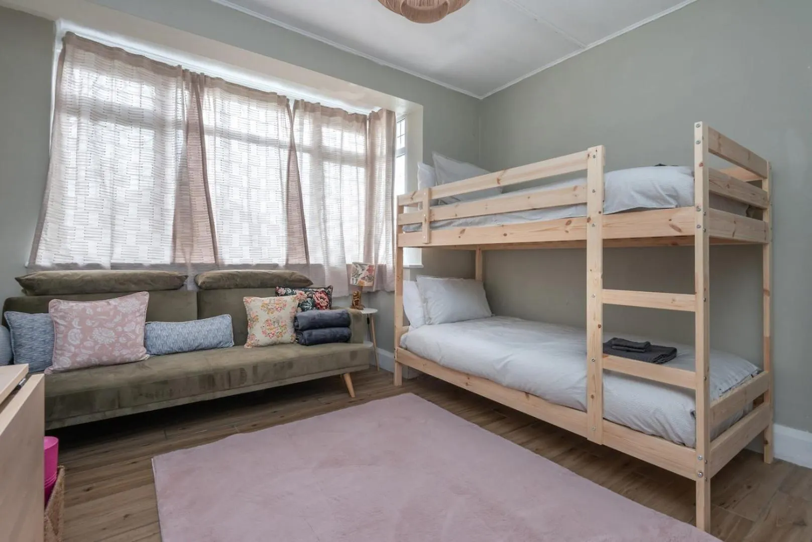 Modern 3B Home With Garden In Eltham, Лондон